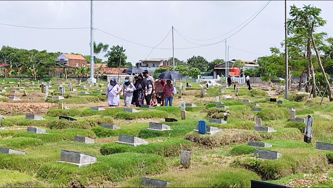 Keluarga Korban Covid-19 Ziarah ke TPU Rorotan Jelang Ramadan. (Foto: Yohanes/MNC Media)