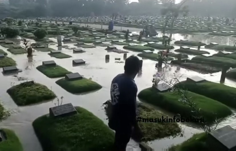 Sungai Cikeas Meluap, Ribuan Makam di TPU Jatisari Bekasi Kebanjiran (Foto: MNC Media/ Jonathan S)