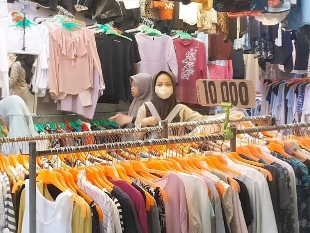 Impor Pakaian Bekas Ilegal Menjamur, Pemerintah Ditaksir Rugi Rp19 Triliun. (Foto: MNC Media)