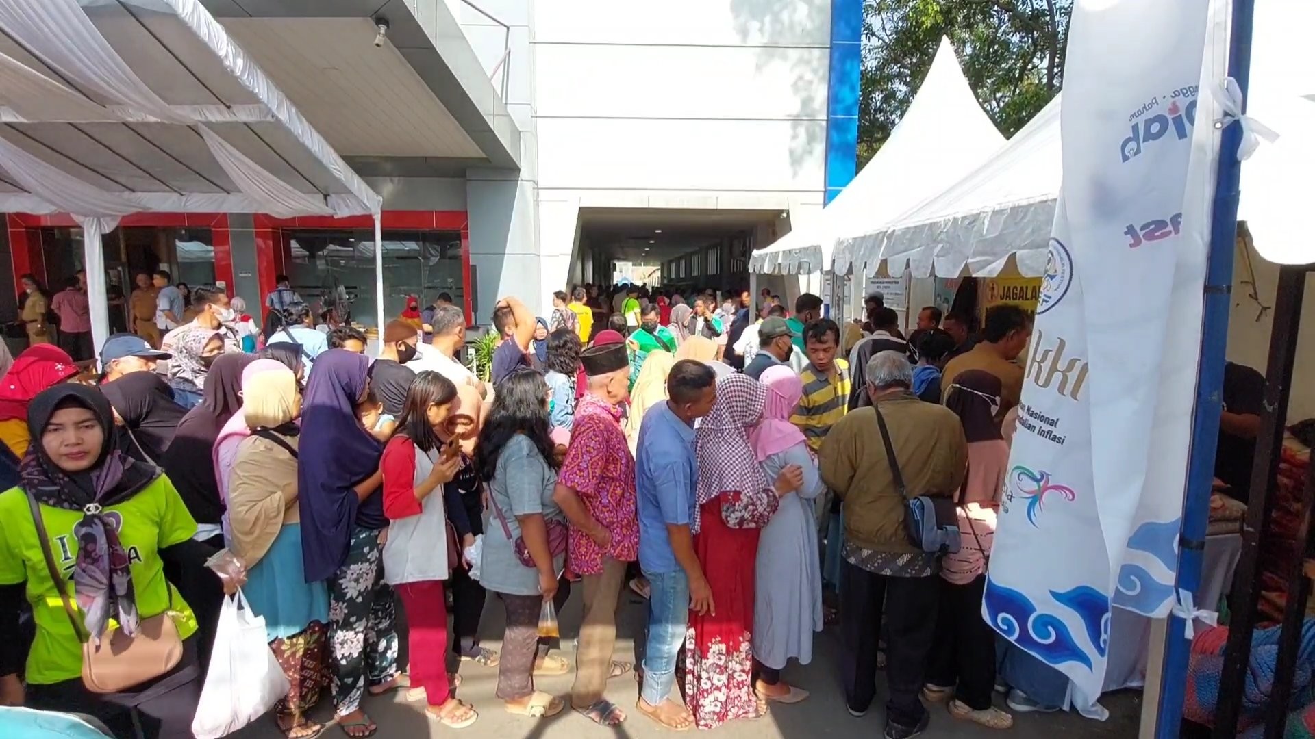 Ratusan Emak-Emak Serbu Pasar Murah BI di Cirebon Jelang Ramadan. (Foto: Abdul Rohman/MNC Media)