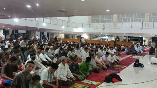 Kapasitas 12.500 Jemaah, Begini Suasana Tarawih di Masjid Raya KH Hasyim Asy'ari. Foto: MNC Media.