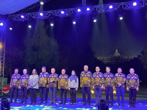 Bikin Bangga, Koleksi Batik Desainer Lokal Ini Dipakai Jajaran Menteri Ekonomi ASEAN. Foto: MNC Media.