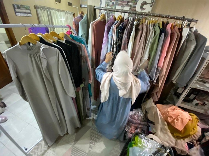 Pedagang Baju Muslim Ketiban Berkah Ramadan, Keuntungan Naik Tiga Kali Lipat. (Foto MNC Media).