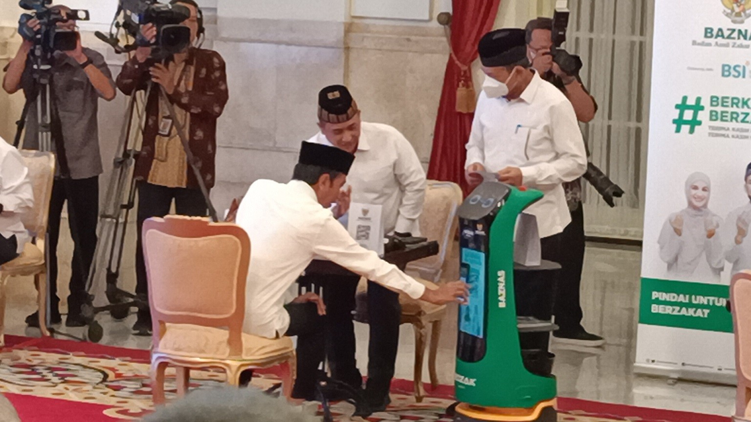 Momen Jokowi Bayar Zakat Pakai QR Code Dilayani Robot Baznas. (Foto Raka Dwi Novianto/MPI)