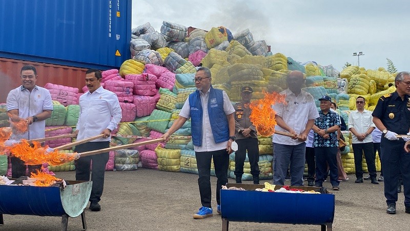 Musnahkan Pakaian Bekas Impor, Mendag Diprotes Tekan Bisnis Thrifting. (Foto: MNC Media)