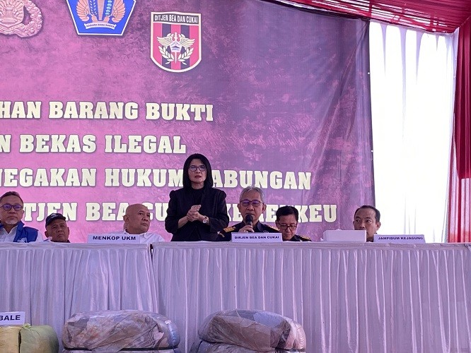 Dirjen Bea Cukai Ungkap Mayoritas 7 Ribu Bal Pakaian Bekas Berasa dari Singapura dan Thailand. (Foto: Advenia/MNC Media)