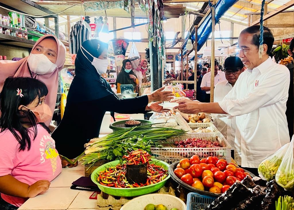 Kunjungi Pasar Malindungi, Jokowi Bagi BLT ke Pedagang (FOTO: MNC Media)