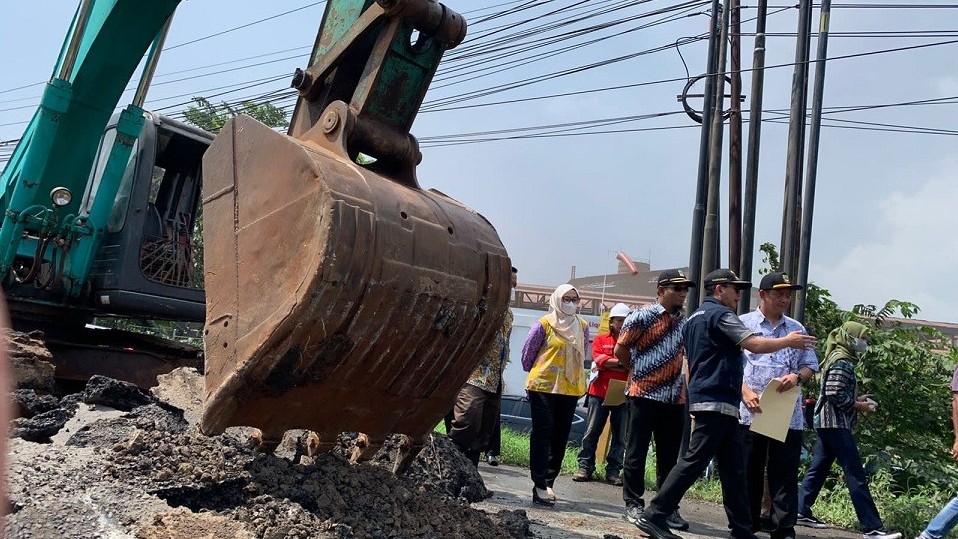Jelang Lebaran, Jalur Mudik di Jalan Inspeksi Kalimalang Mulai Diperbaiki. (Foto Jonathan Simanjuntak/MPI)
