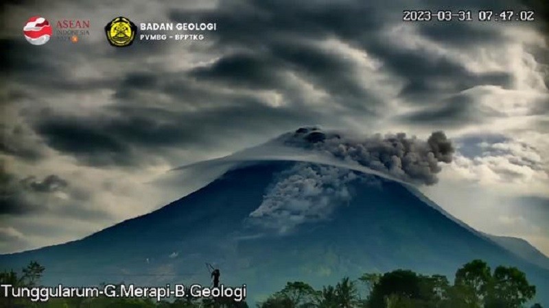 Siaga, Pagi Ini Gunung Merapi Luncurkan Awan Panas Sejauh 1 Km. (Foto Ist)