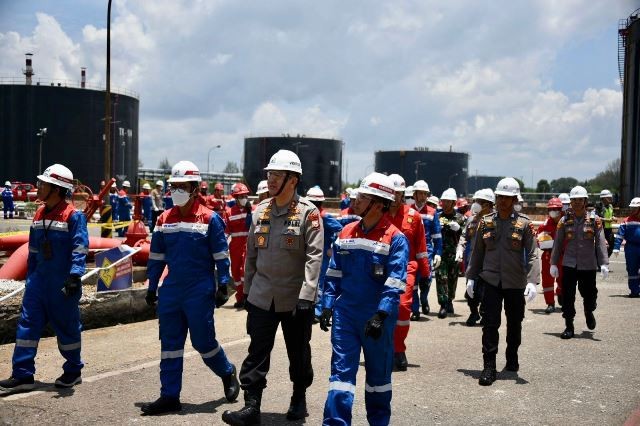 Usai Bertemu Pertamina, Kapolda Riau Jelaskan Penyebab Ledakan Kilang Dumai. (Foto: Nanda/MNC Media)
