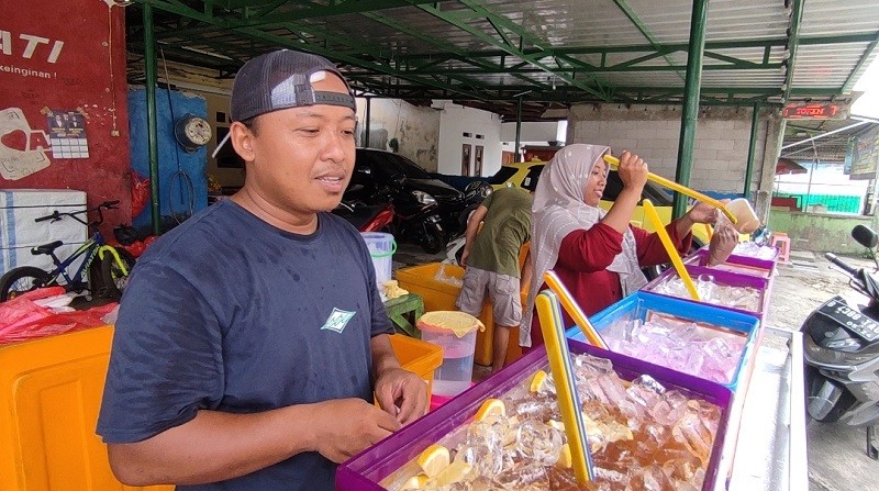 Jual Es Warna-warni saat Ramadan, Pedagang Ini Sanggup Raup Rp75 Juta Sebulan. (Foto: Iqbal/MNC Media)