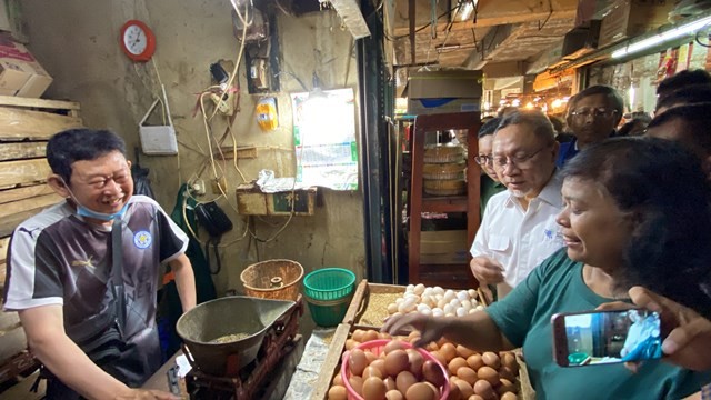 Kunjungi Pasar Rawamangun, Mendag Dapati Harga Telur Masih Tinggi Rp29 Ribu per Kg (Foto: MNC Media/ Advenia)