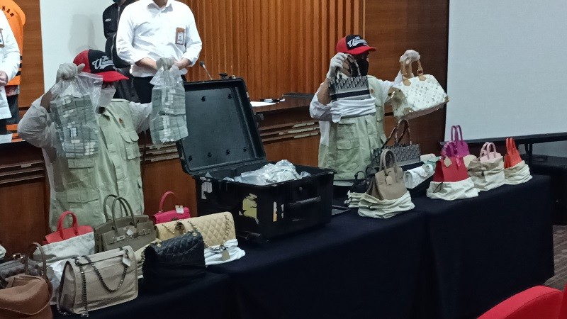 KPK Bongkar Isi Safe Deposit Box Rafael Alun, Tiga Mata Uang Asing Rp32,2 Miliar. (Foto Arie Dwi Satrio/MPI).