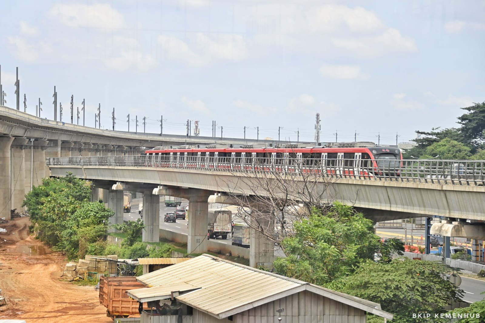 LRT Jabodebek Diharapkan Ampuh Urai Kepadatan Volume Kendaraan ke Jakarta. (Foto MNC Media)