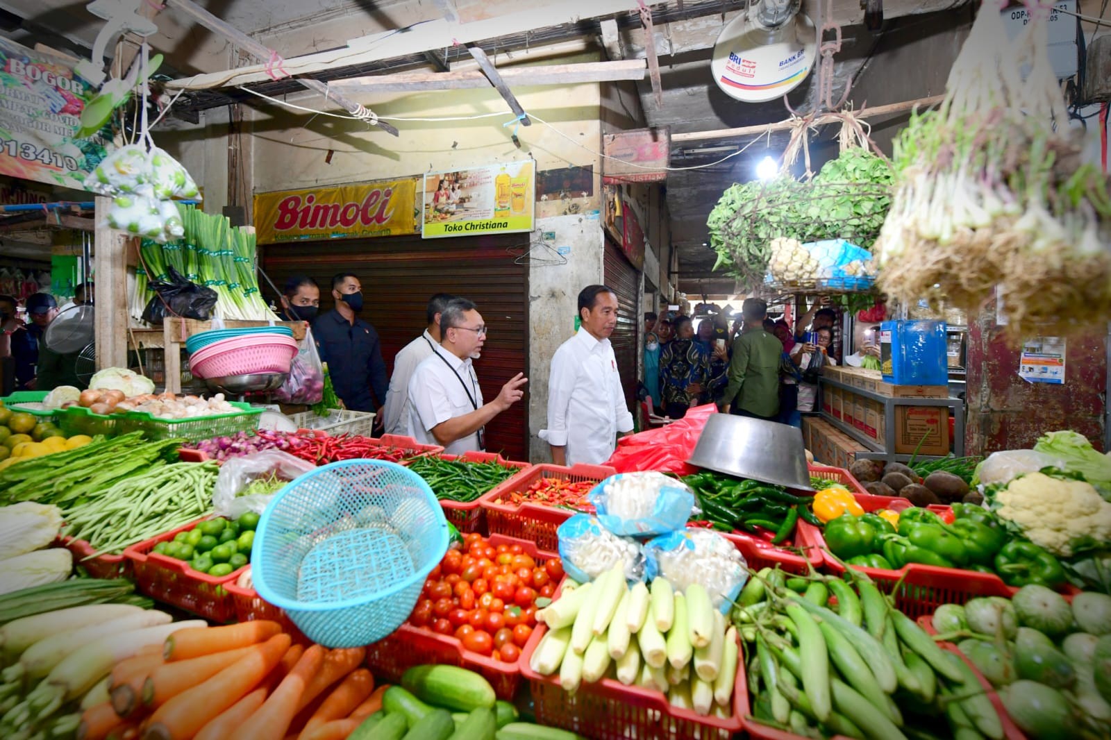 Jokowi Keliling Pasar Johar Baru, Klaim Harga Telur dan Beras Turun. (Foto: Biro Pers Setpres)
