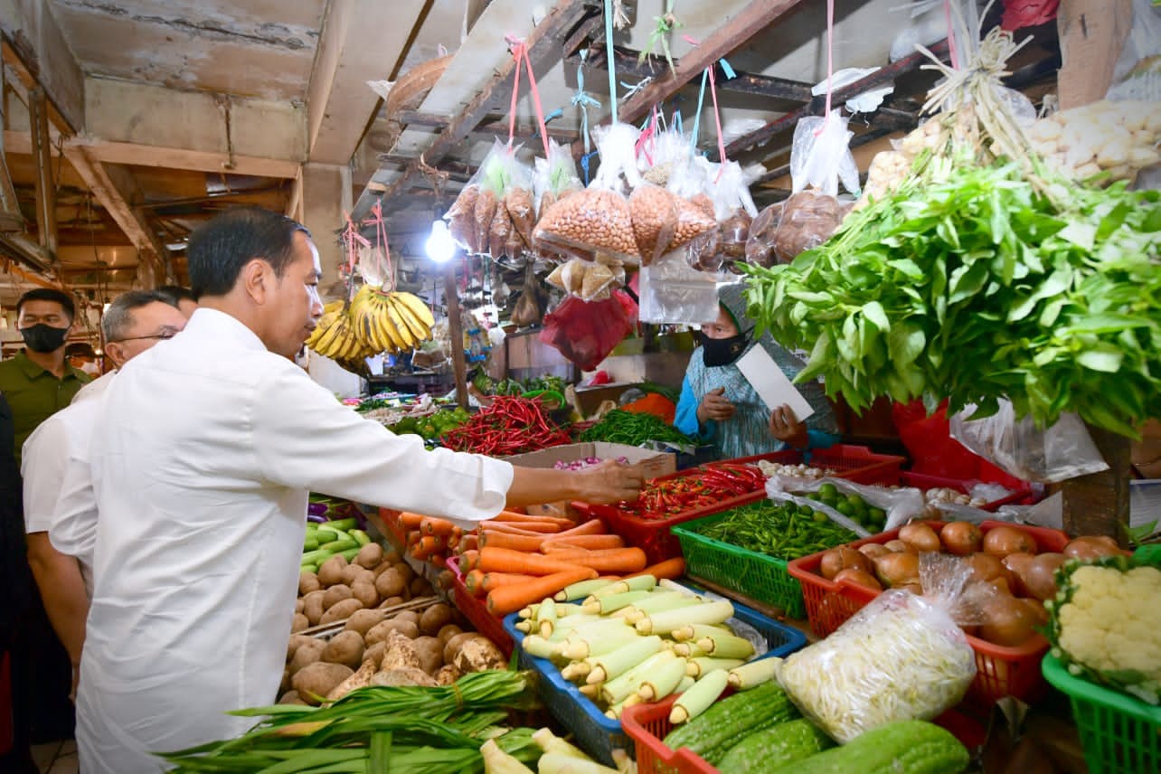 Berkunjung ke Pasar Rawamangun, Jokowi Cek Harga Telur dan Daging (FOTO:Dok Ist)