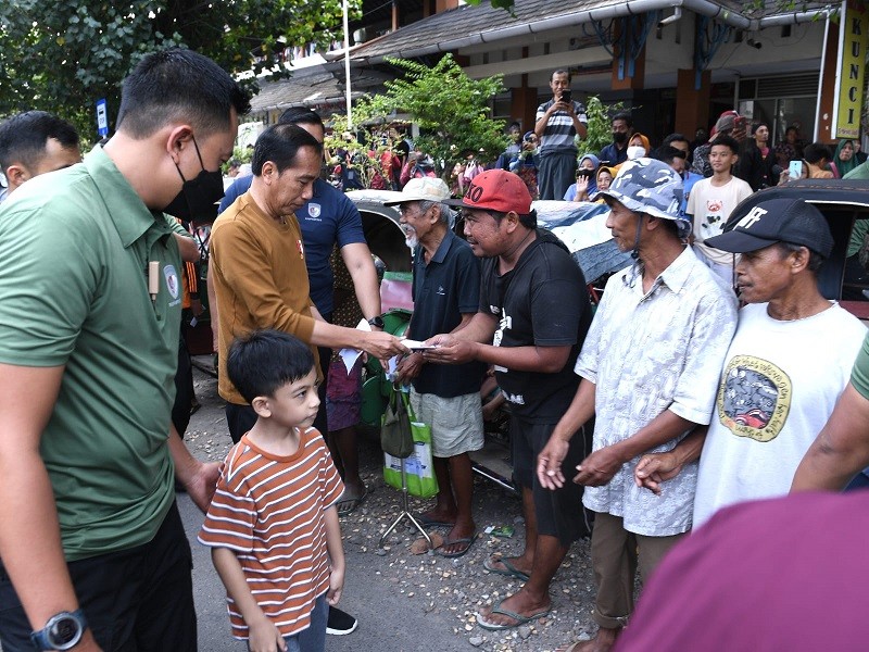 Kunjungi Pasar Solo, Jokowi Bagi-Bagi Sembako hingga THR ke Warga (Foto Ist)