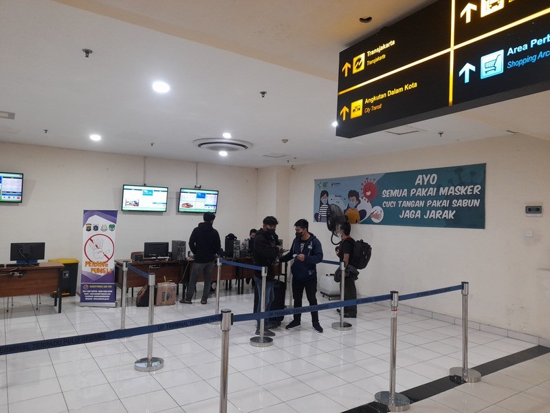 Sepekan Jelang Lebaran, Terminal Pulo Gebang Mulai Diserbu Pemudik. (Foto: Martin Ronaldo)