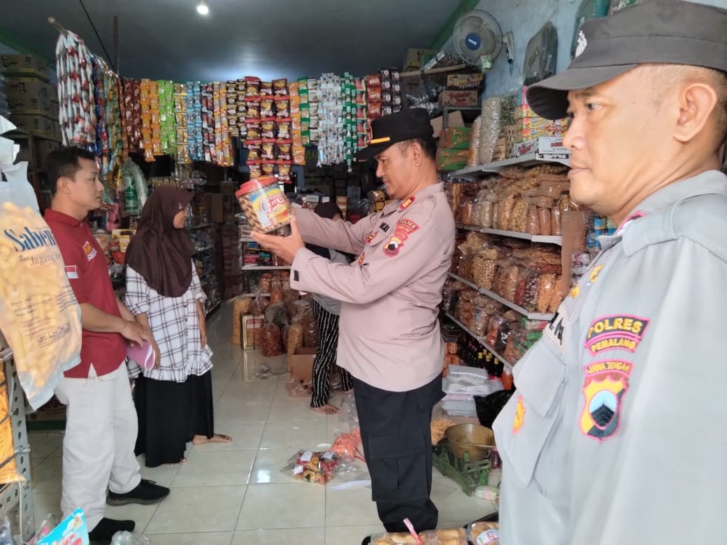 Antisipasi Makanan Kadaluarsa Jelang Lebaran, Polres Pemalang Blusukan ke Toko Kelontong (FOTO:MNC Media)