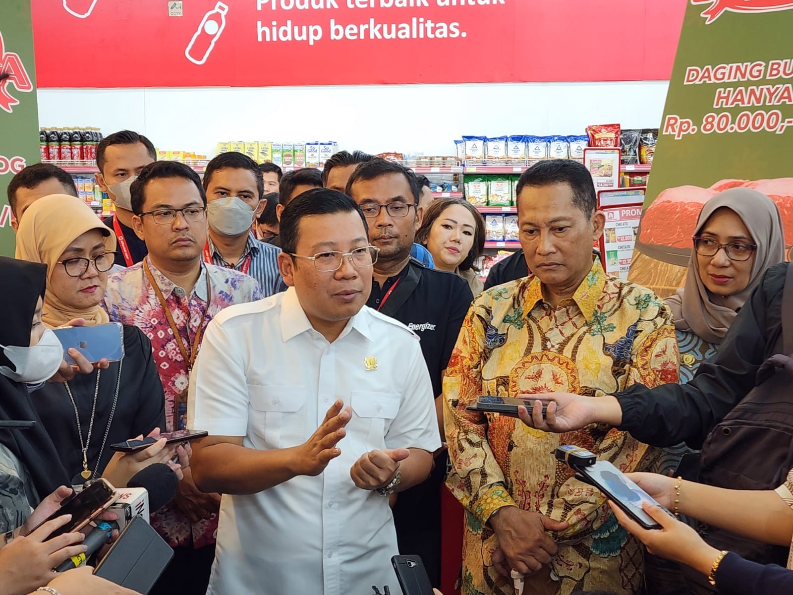 Bapanas Bersama Bulog Cek Distribusi Daging di Ritel, Pastikan Stok Daging Aman Jelang Lebaran. (Foto: MNC Media)