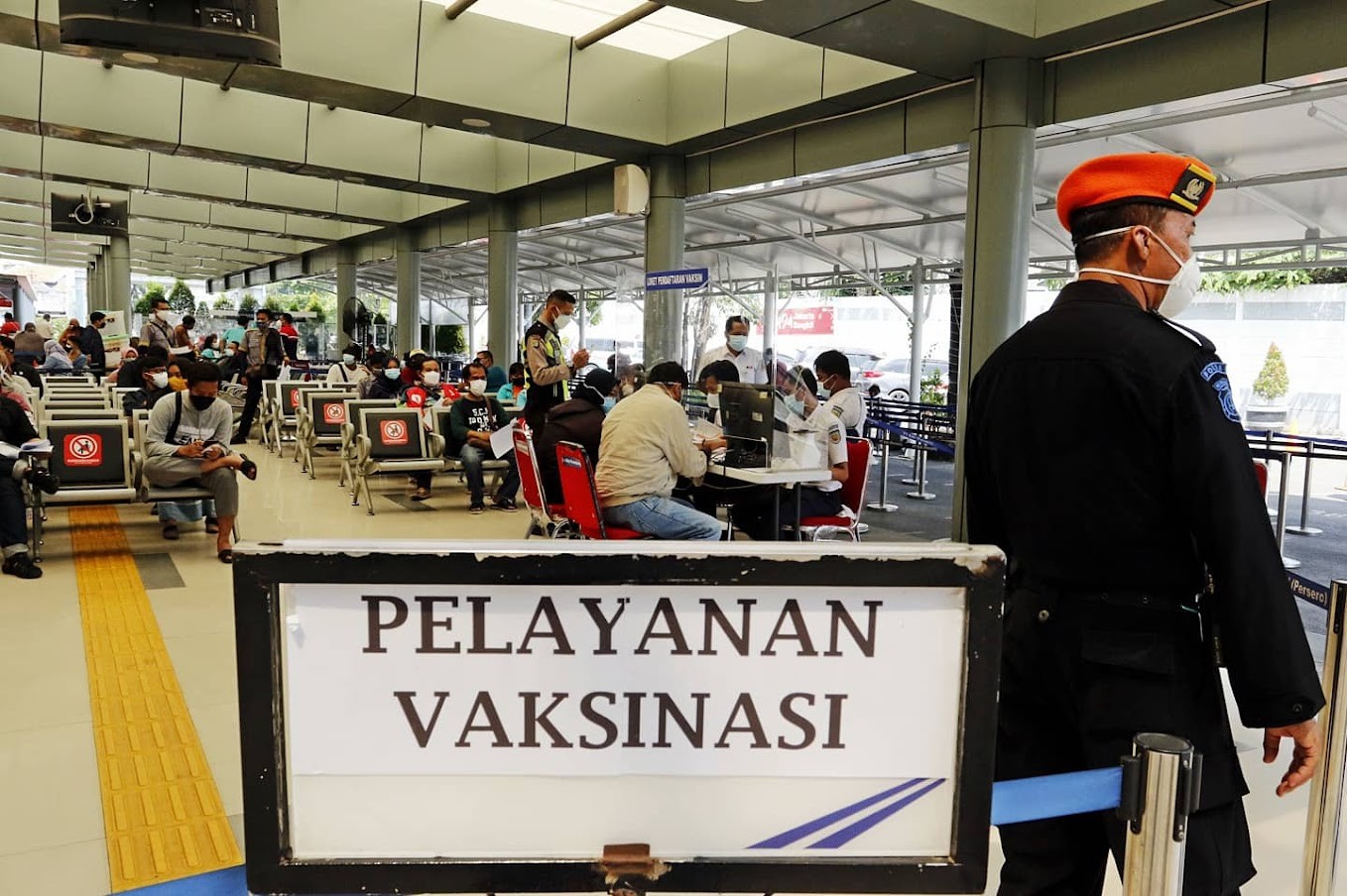 KAI Buka Layanan Vaksin Booster di Stasiun Pasar Senen. (Foto: MNC Media)