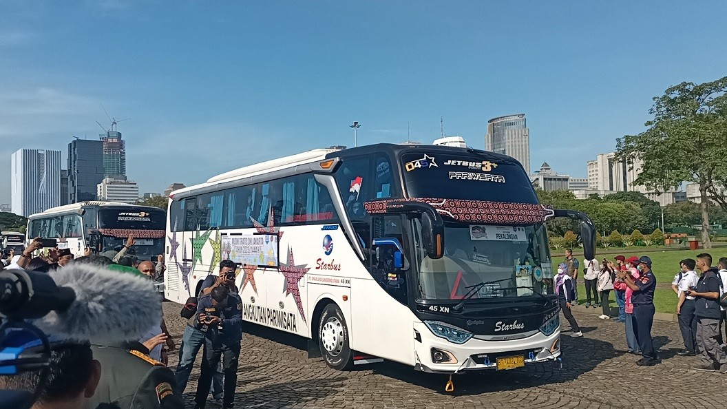 Heru Budi Resmi Lepas 13.541 Pemudik Gratis di Monas. (Foto M Refi Sandi/MPI)