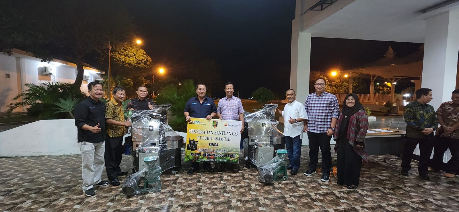 Tingkatkan Kualitas Kopi Lampung, PTBA Serahkan Bantuan Mesin Pengolah. (Foto: PTBA/Adv)