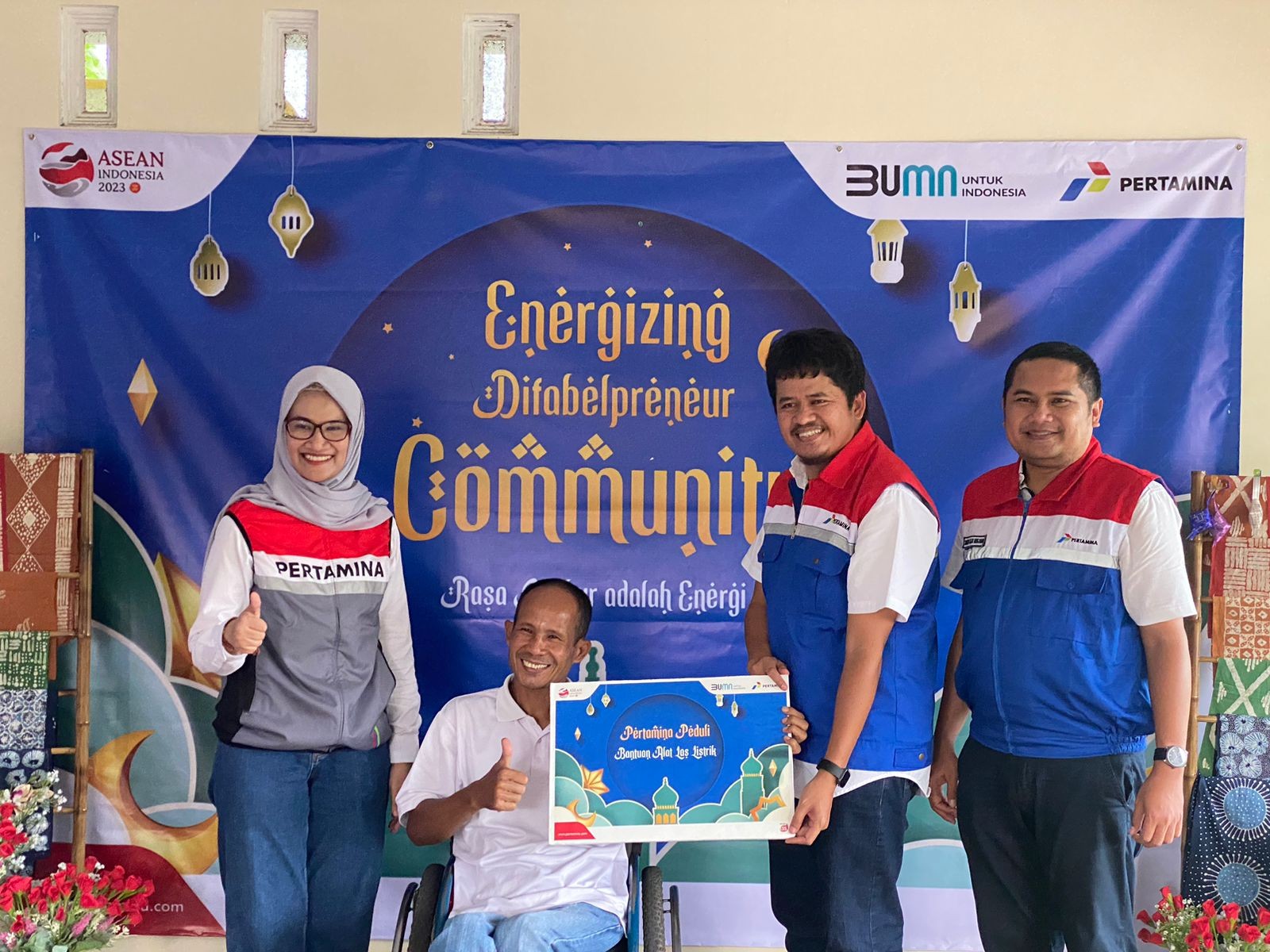 Pekerja Pertamina Belajar Membatik di Sriekandi Patra Difablepreneur (FOTO: Dok Pertamina)