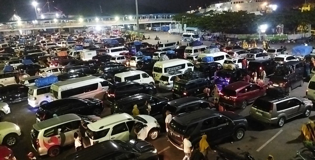 Pelabuhan Merak Mulai Padat, Polisi Lakukan Buka Tutup Kendaraan (FOTO:MNC Media)