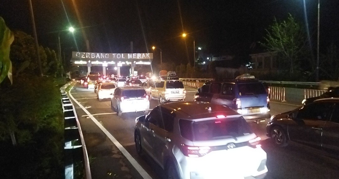 H-2 Lebaran, Kendaraan dari Jakarta Menuju Tol Merak Mulai Padat (FOTO:MNC Media)