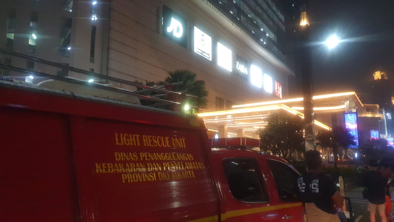 Mal Senayan City Kebakaran, Karyawan Langsung Tutup Toko. (Foto: MNC Media)