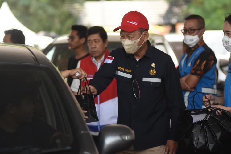 Menteri ESDM Arifin Tasrif memberikan bingkisan pada pemudik usai mengisi BBM saat kunjungan kerja pasokan BBM Idulfitri di SPBU (Foto:  Dok Pertamina)