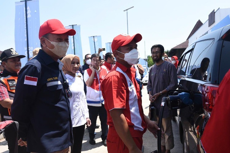 Menteri ESDM Arifin Tasrif bersama Direktur Utama Pertamina Nicke Widyawati meninjau pengisian BBM saat kunjungan kerja pasokan BBM Idul Fitri di SPBU KM 456A Tol Trans Jawa, Pabelan, Kab. Semarang, Jawa Tengah pada Rabu (19/4/2023). 