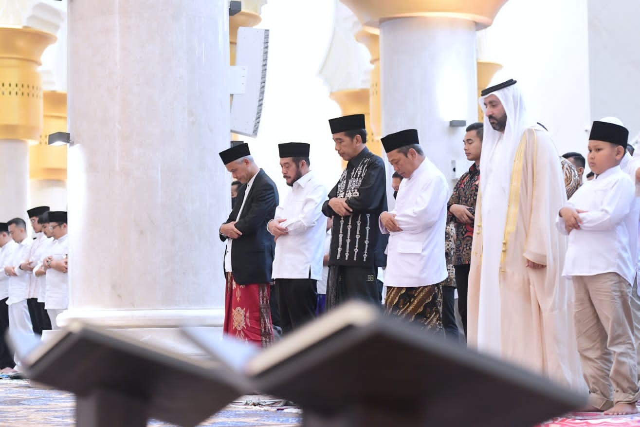 Momen Jokowi dan Keluarga Salat Idul Fitri di Masjid Raya Sheikh Zayed. (Foto MNC Media)