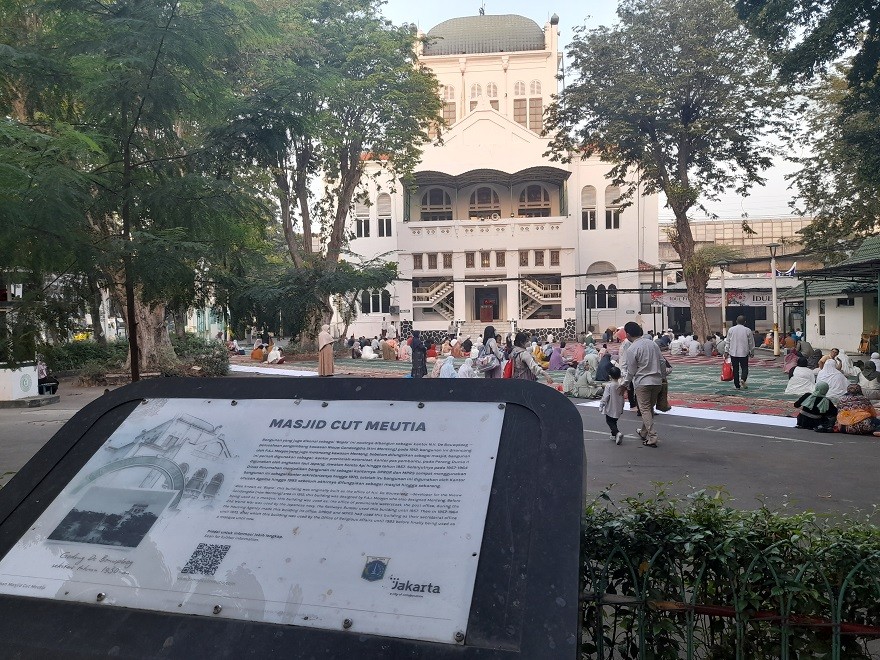 Masjid Cut Meutia, Eks Kantor Belanda yang Jadi Salah Satu Tempat Salat Ied di Jakarta. (Foto Danandaya Arya Putra/MPI)