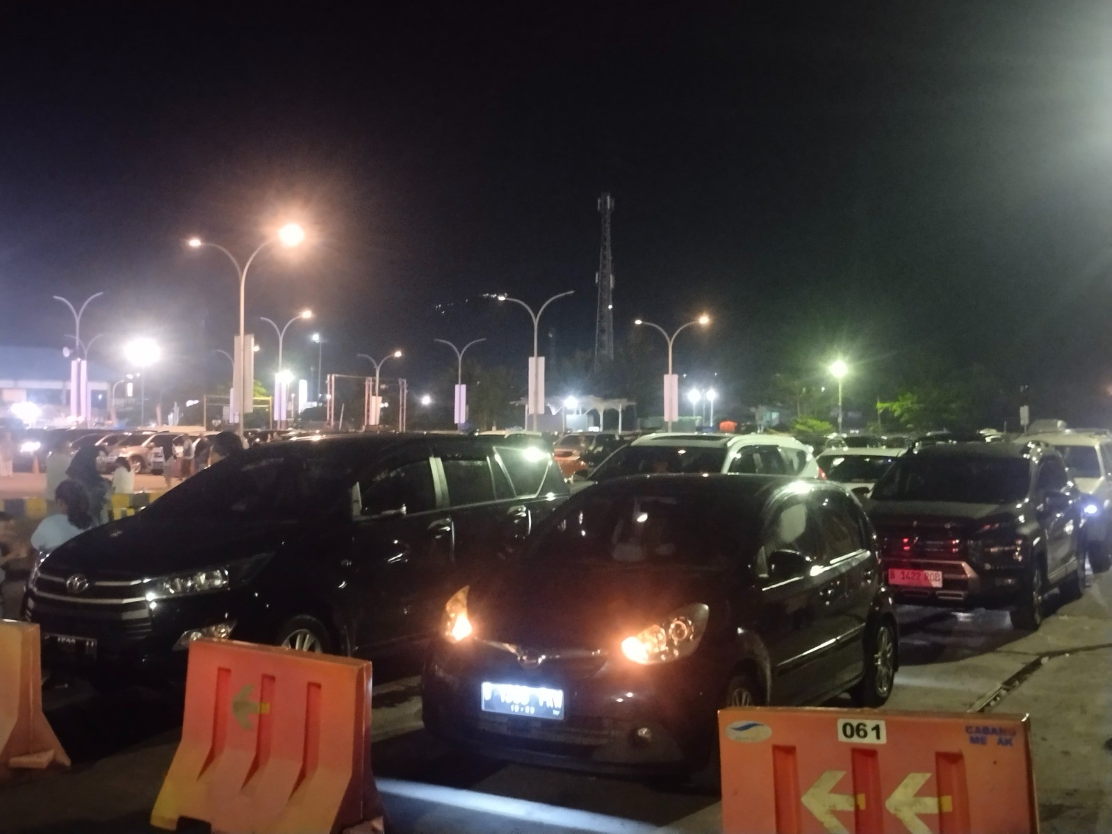 Cegah Penumpukan, Petugas Pelabuhan Merak Lakukan Pengaturan. (Foto: MNC Media)