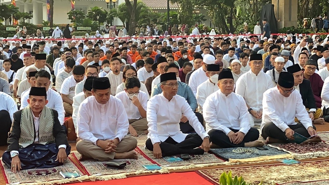 Pj Gubernur DKI Heru Budi Salat Idul Fitri di Balai Kota Jakarta. (Foto Riyan Rizki/MPI)