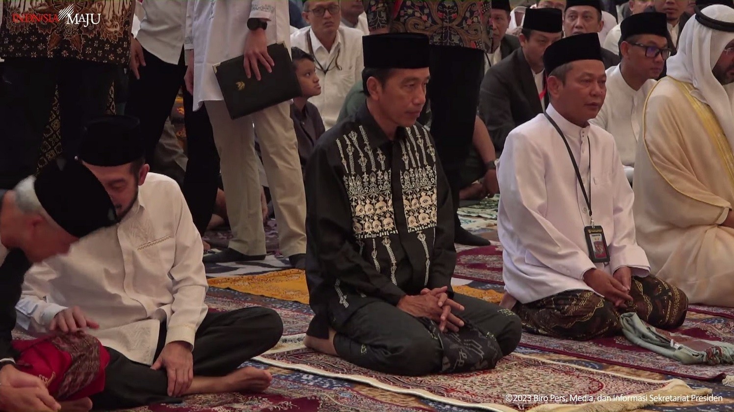 Jokowi Salat Id di Masjid Raya Sheikh Zayed Solo. (Foto Tangkapan Layar YT Setpres)