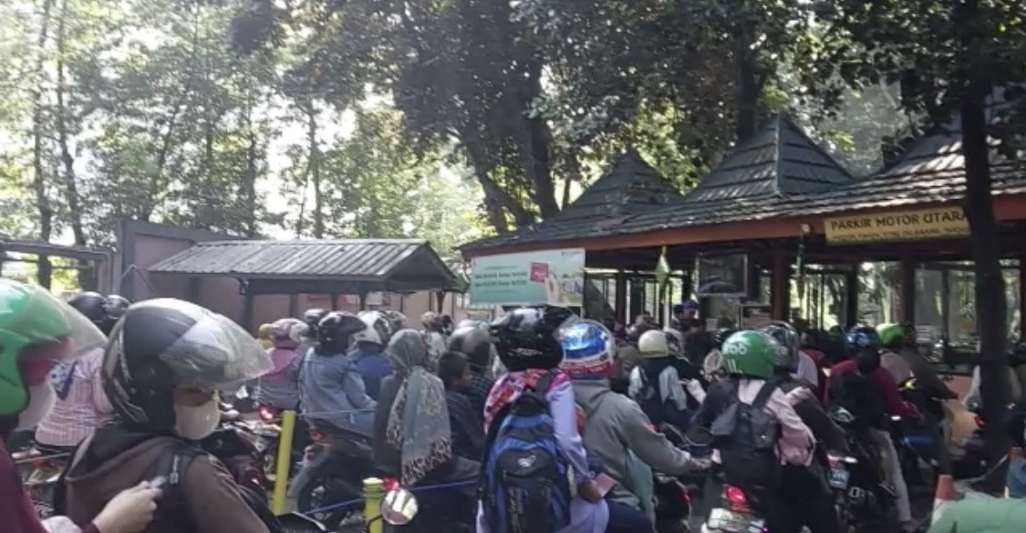 Lebih dari 14 Ribu Orang Berwisata ke Ragunan di Hari Kedua Lebaran. (Foto: Ari Sandita/MNC Media)