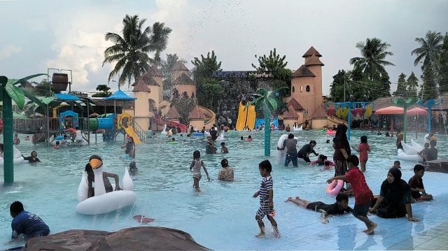 Diserbu Pemudik, Pengunjung Wahana Ampera Waterpark Naik 100 Persen saat Libur Lebaran (Foto: MNC Media/ Dinar F)