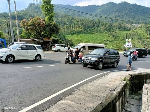 Macet Arah Bandung, Mobil dan Motor Kerja Ekstra Keras Lewati Tanjakan Ekstrem Lingkar Gentong . Foto: MNC Media.