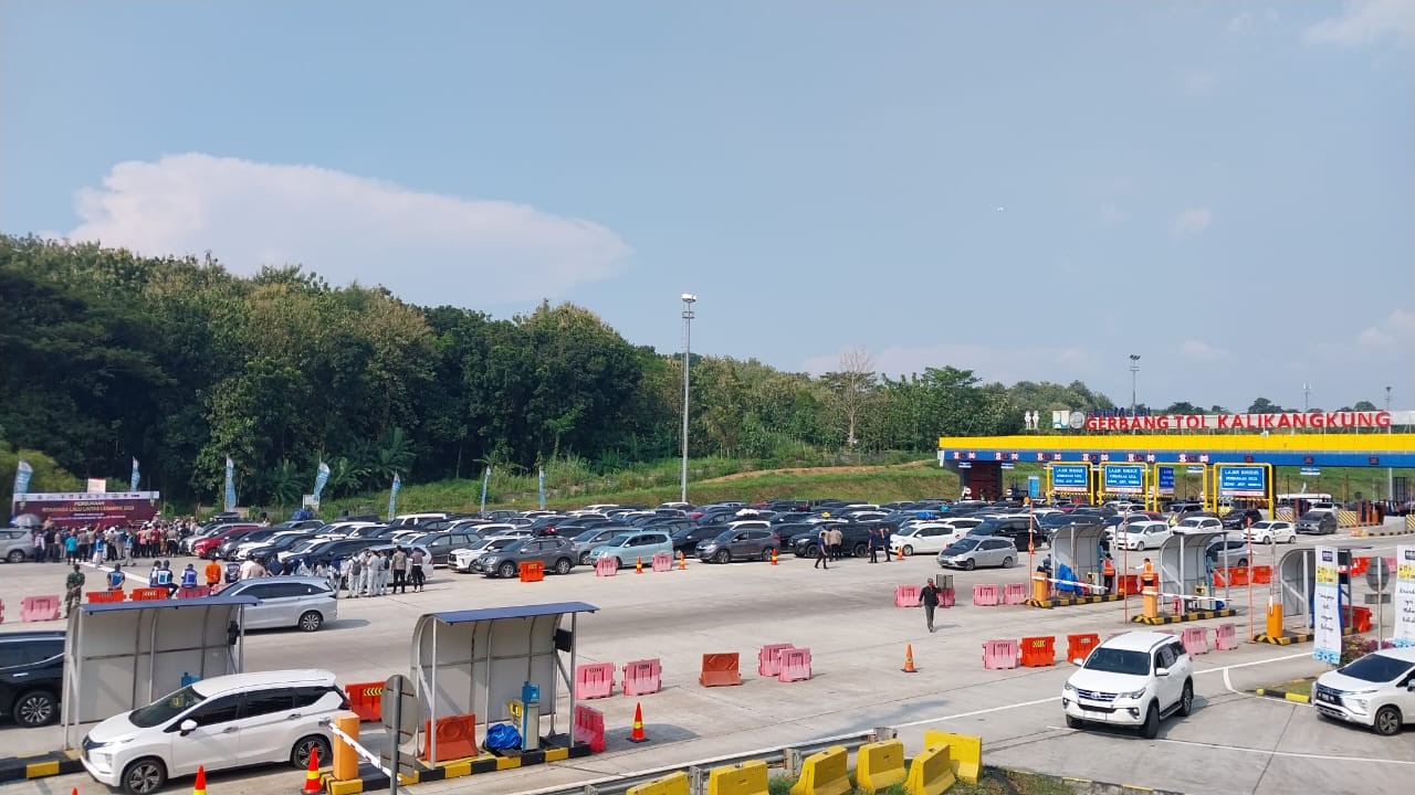 One Way Tol Kalikangkung-Cikampek Berlanjut, Kendaraan Arah Timur Jawa Dialihkan ke Pantura. (Foto: MNC Media)