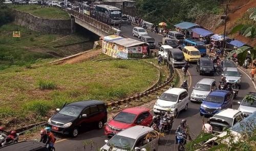 Jalur Lingkar Gentong Padat Imbas Kecelakaan di Malangbong Garut. (Foto: MNC Media)