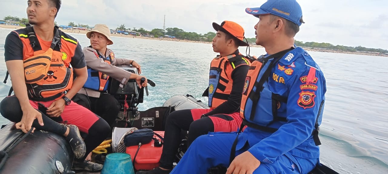Dua Wisatawan Hilang Terseret Ombak di Pantai Santolo Garut. (Foto: MNC Media)