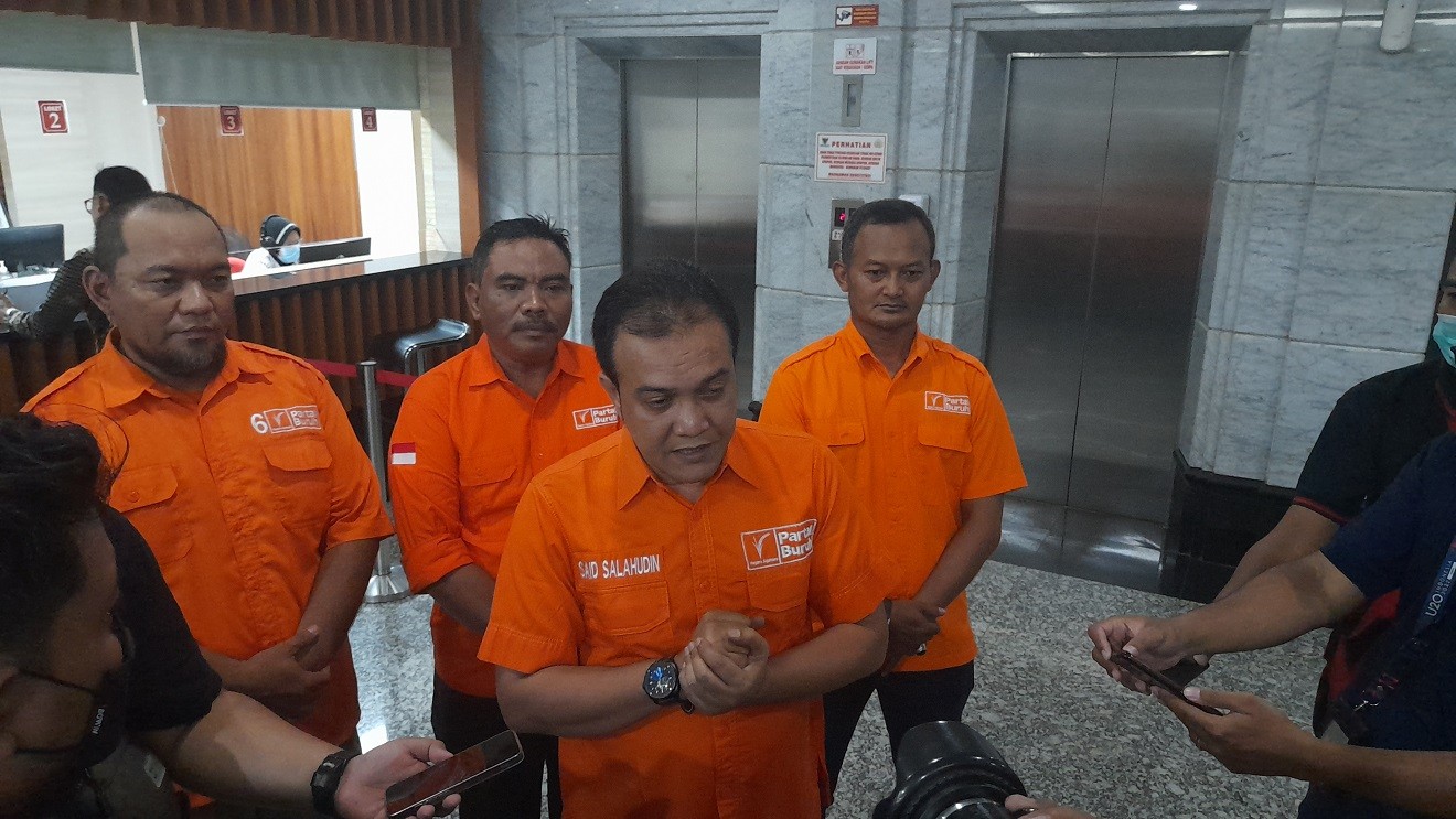 Partai Buruh Geruduk MK, Ajukan Uji Formil UU Cipta Kerja. (Foto Danandaya Arya/MPI)