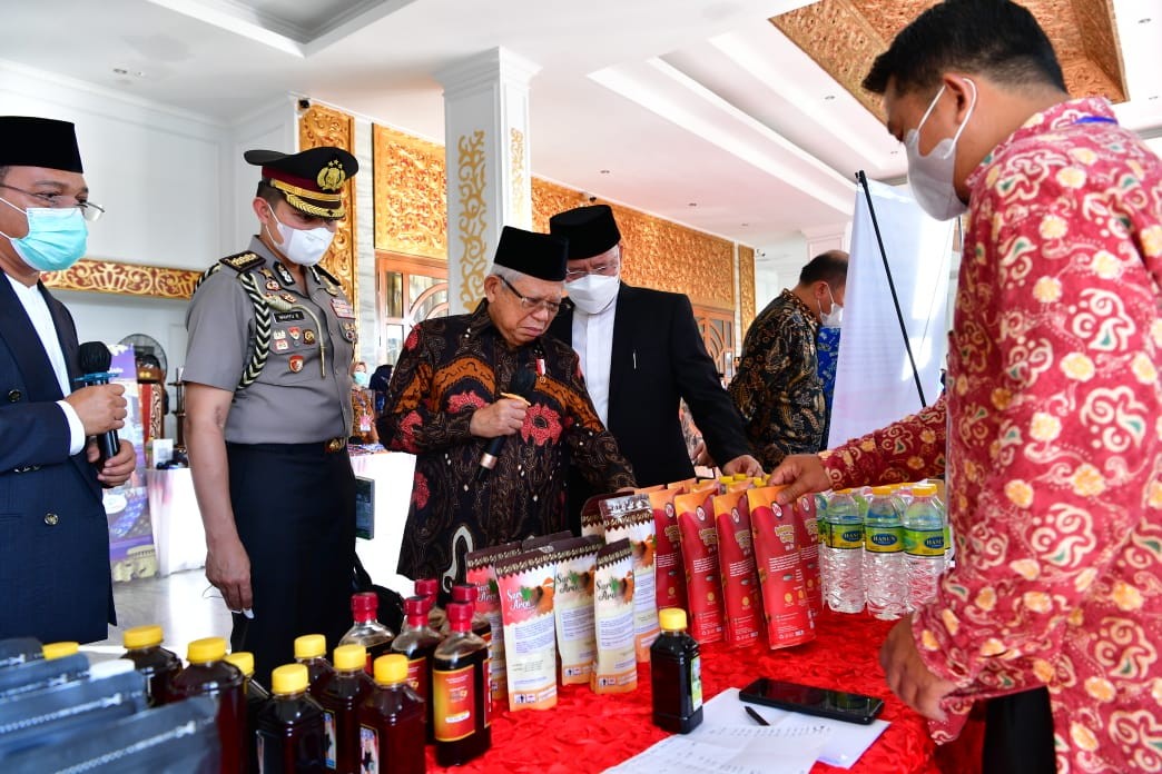 Wapres Tinjau Produk Halal hingga Bagikan Bantuan Modal Rp465 Juta saat Kunjungan ke Bengkulu. (Foto: Biro Pers Setwapres)