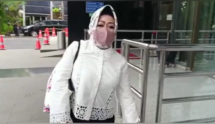 Kadinkes Lampung Reihana Siap Klarifikasi Harta ke KPK, Begini Penampilannya. (Foto: Arie Dwi/MNC Media)