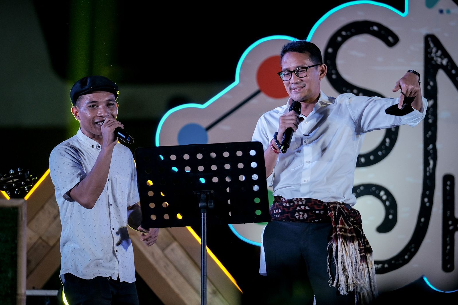 Duet Sandiaga Uno dan Menteri PUPR Hibur Masyarakat Labuan Bajo Jelang KTT ASEAN (FOTO: Kemanparekraf)
