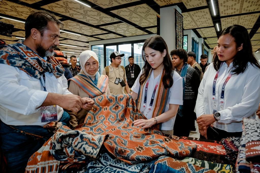 Wamenparekraf Kunjungi Smes Hub Waterfront Kampung Ujung Labuan Bajo. (Foto: MNC Media)
