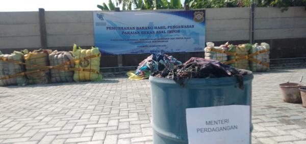 Tertibkan Perdagangan Thrifting, Kemendag Musnahkan 122 Bal Pakaian Bekas Impor. (Foto: MNC Media)